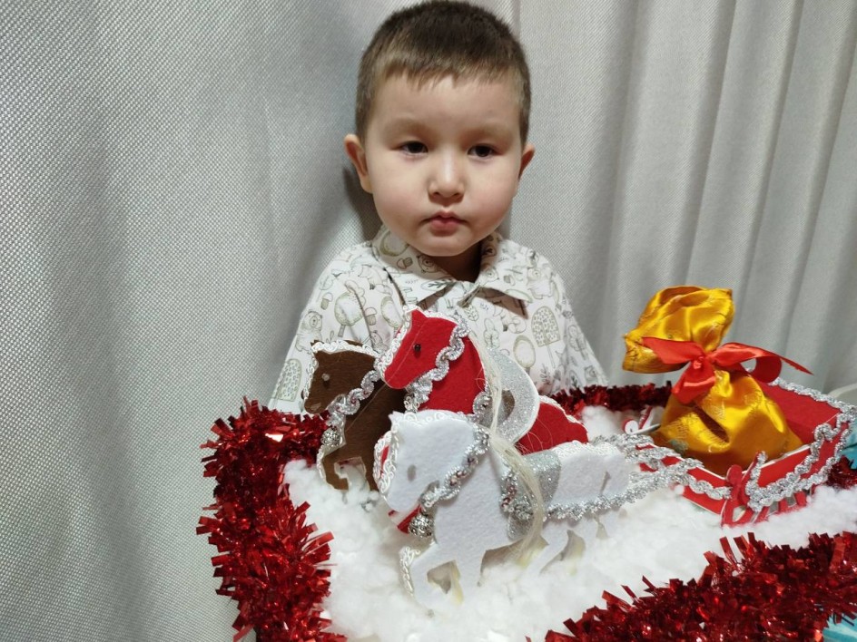 Тройка лошадей с санями