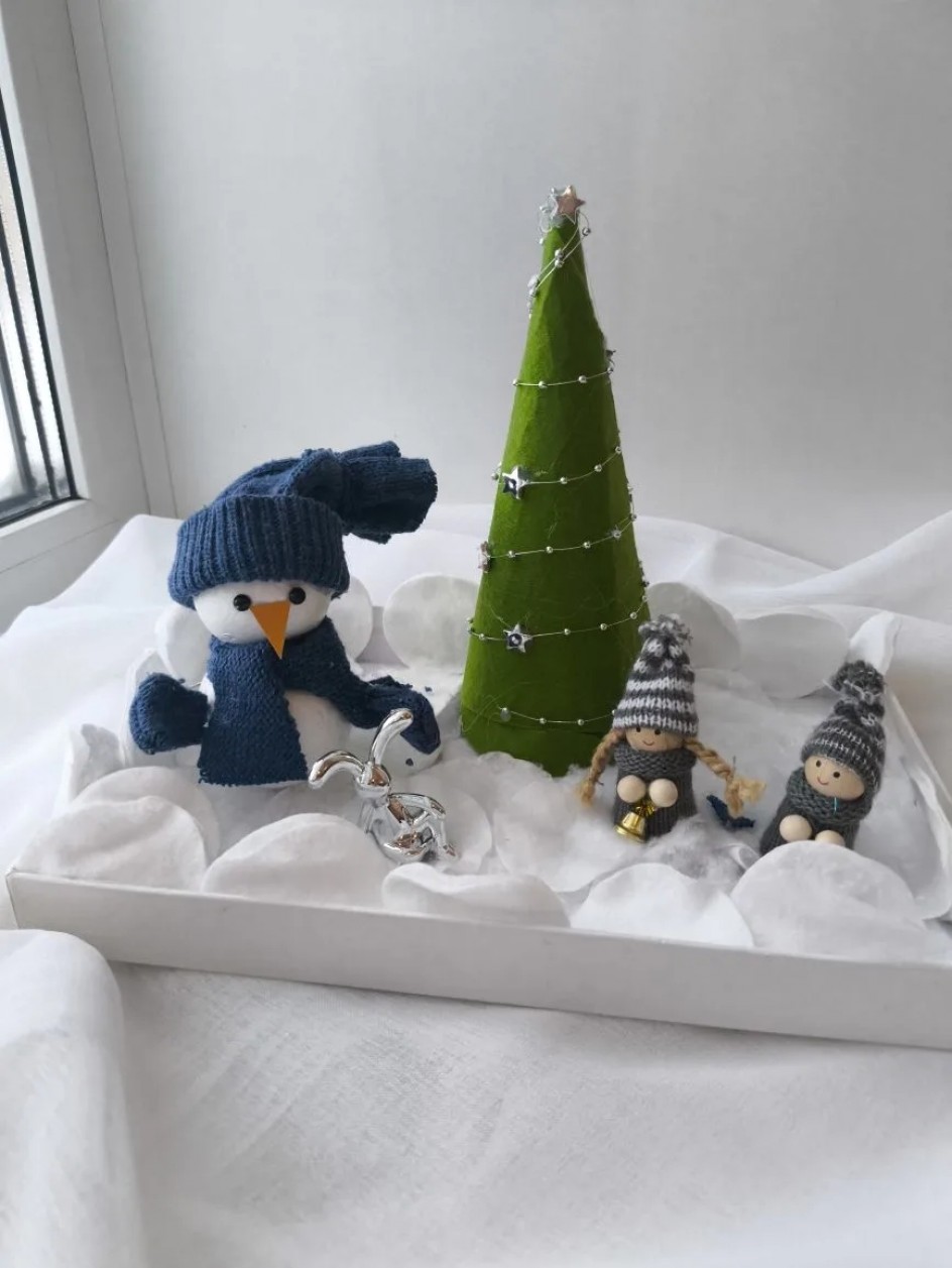 "Снеговик у праздничной ёлки"