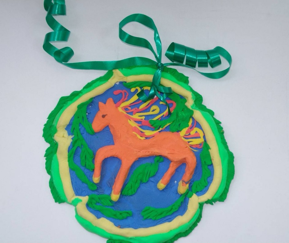 декоративный барельеф-символ года"Лошадка"