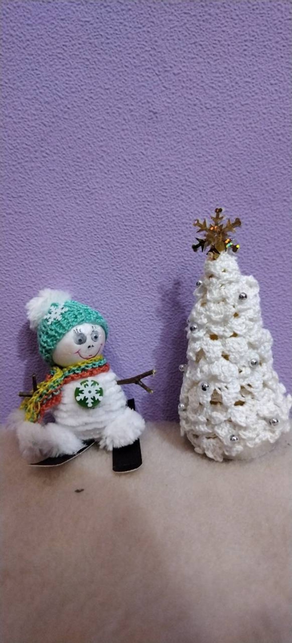 Снеговик у елки