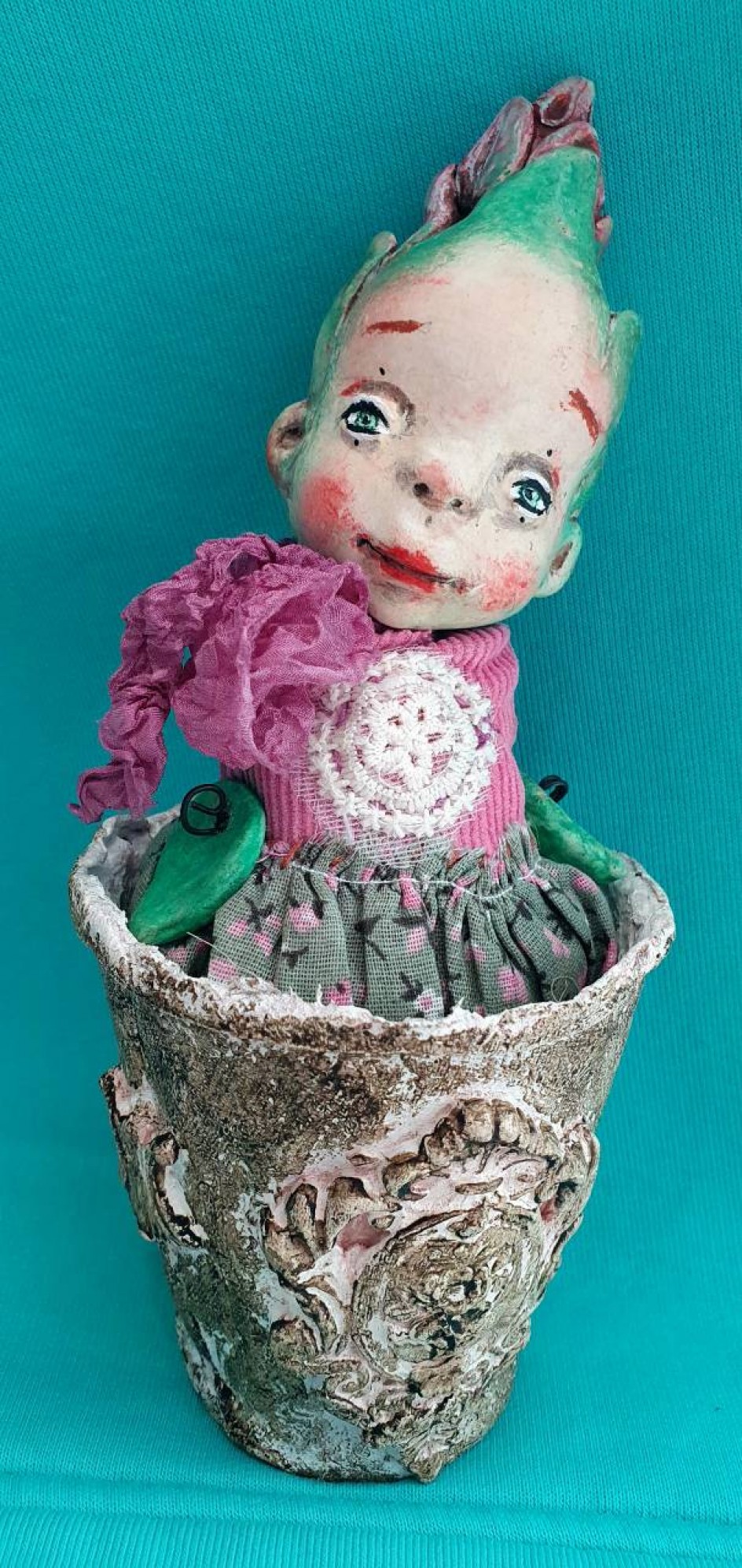 Цветочек в горшочке подрастает