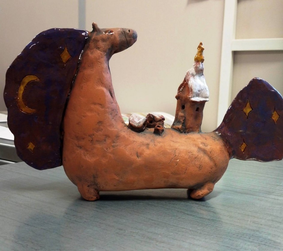 Лошадка с деревенькой на спине