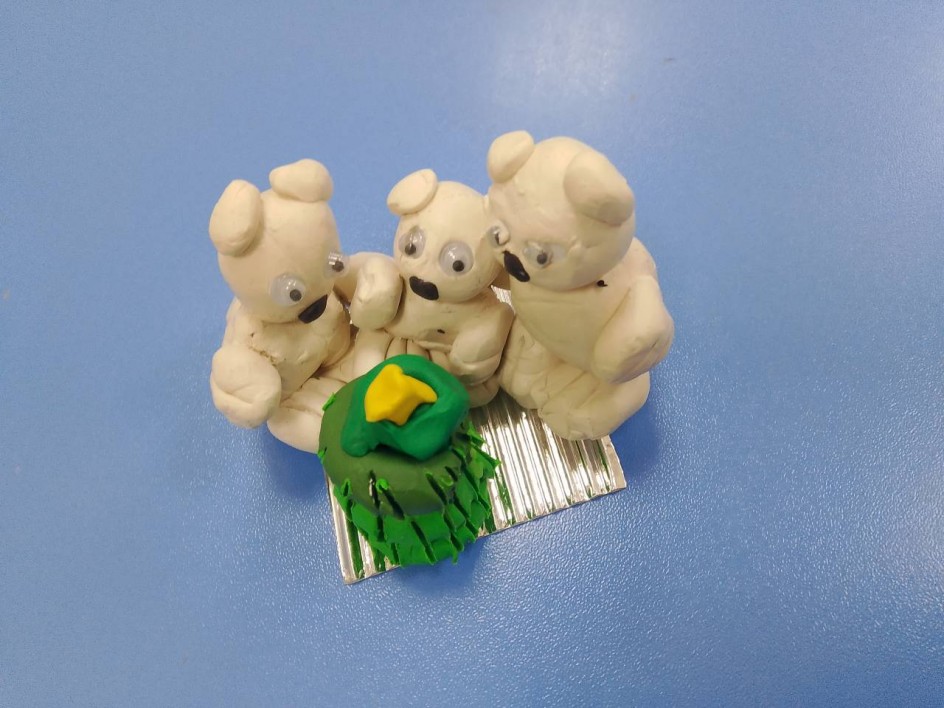 "Семья белых медведей готовится к новогодней сказке"