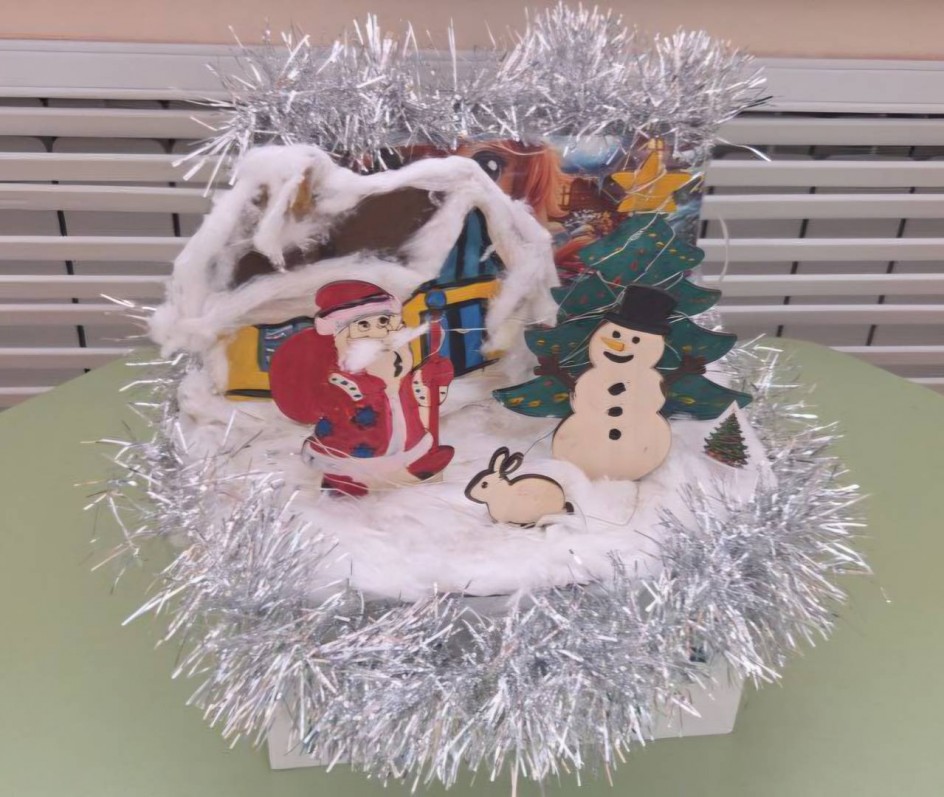 У новогодней ёлки.