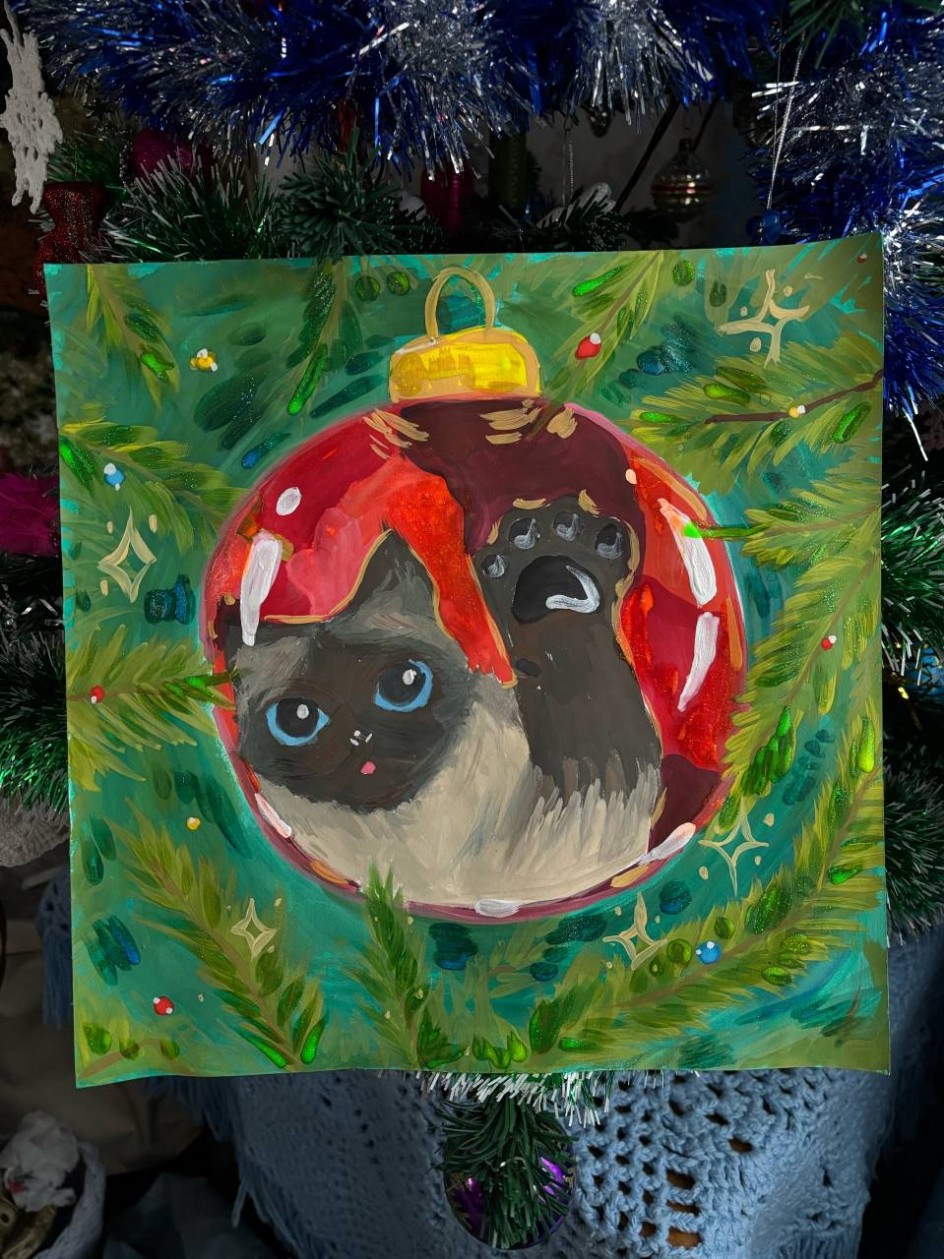 "Сиамский котенок в рождественском шаре"