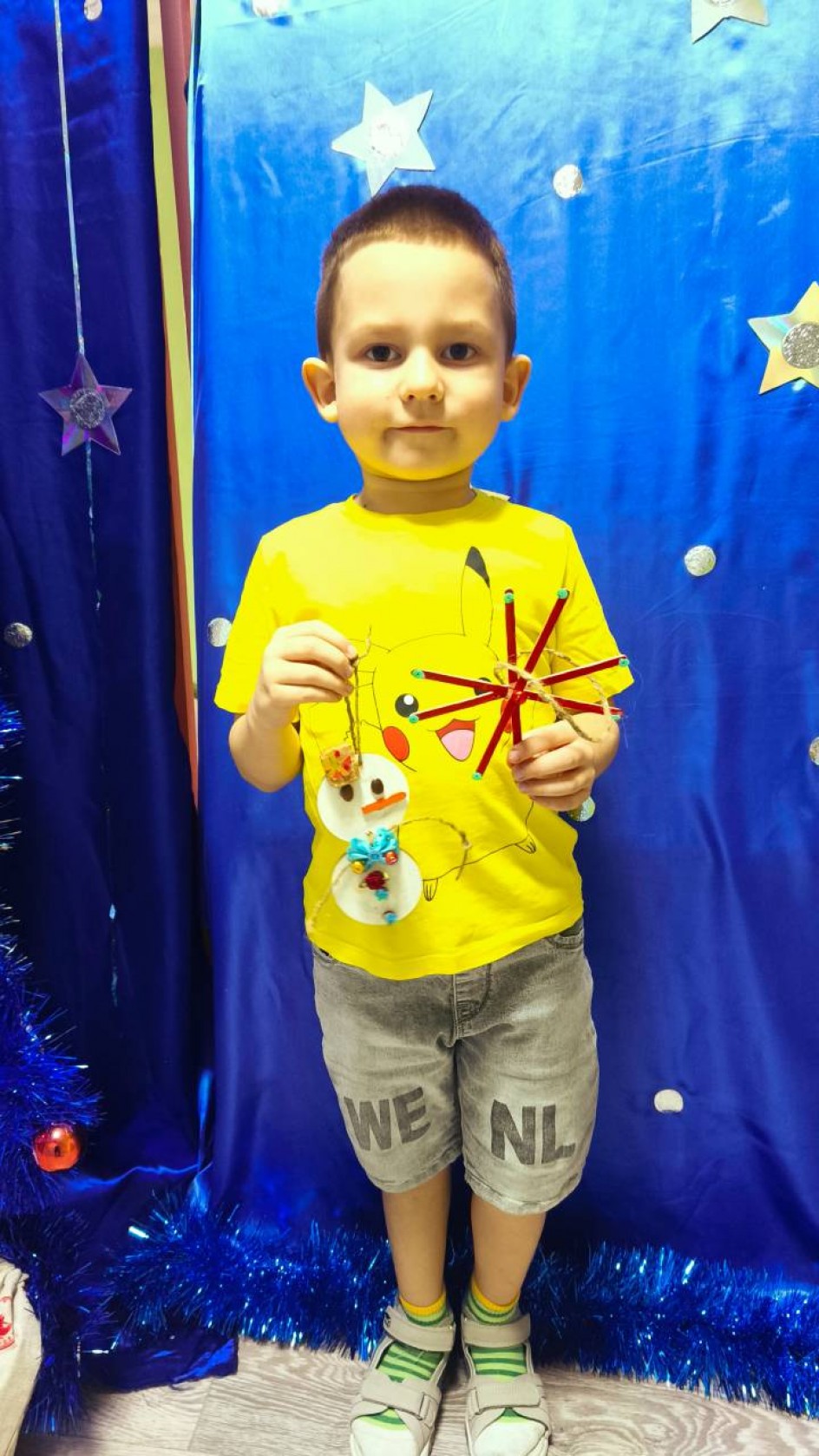 Новогодняя снежинка и веселый снеговик