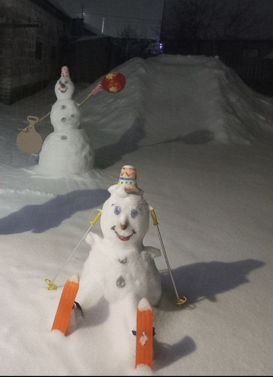 Снеговики катаются с горки