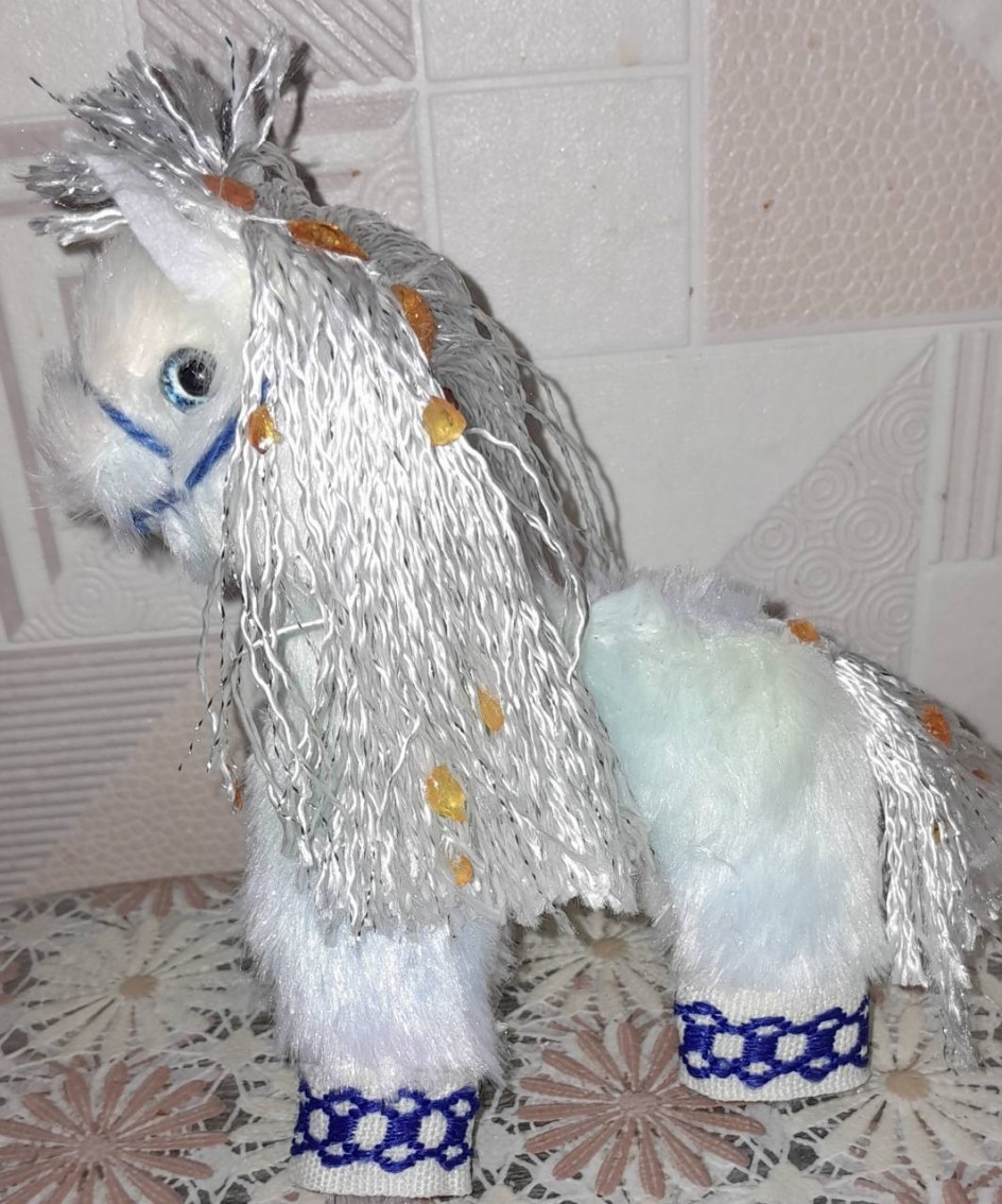 Белогривая лошадка