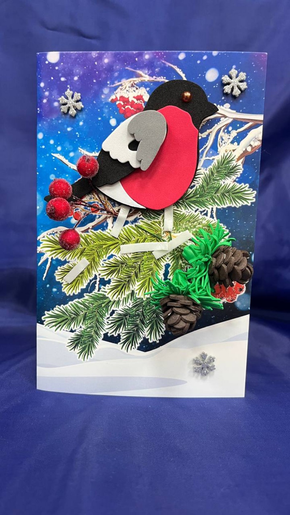 Снегирь на ветке