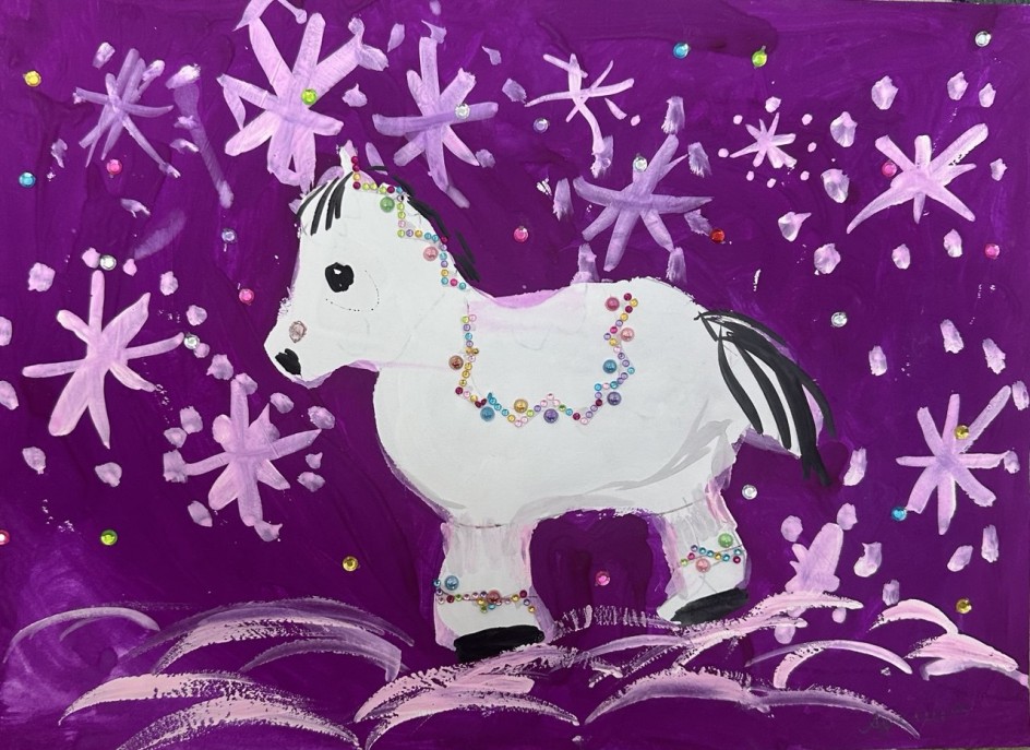 Сказочный конек под снежным небом