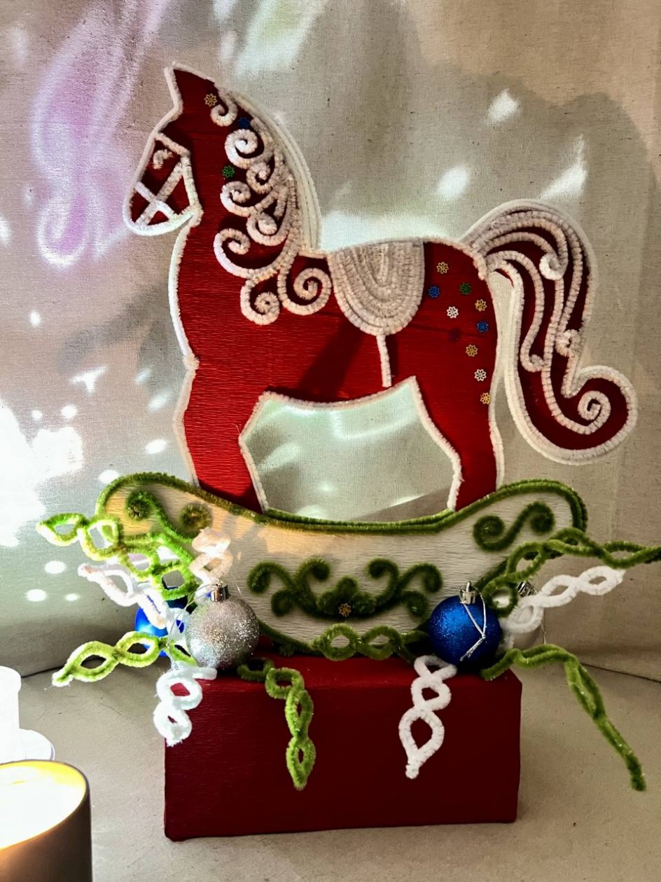 Красная огненная лошадь