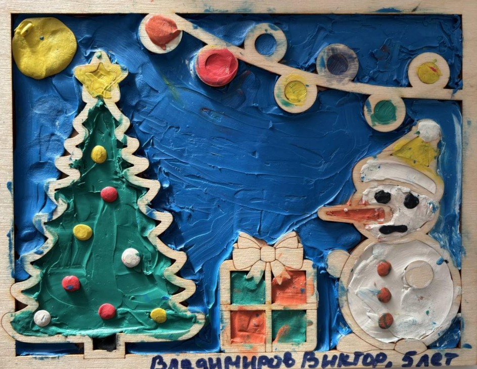 Пластилиновый снеговик у елочки сидит