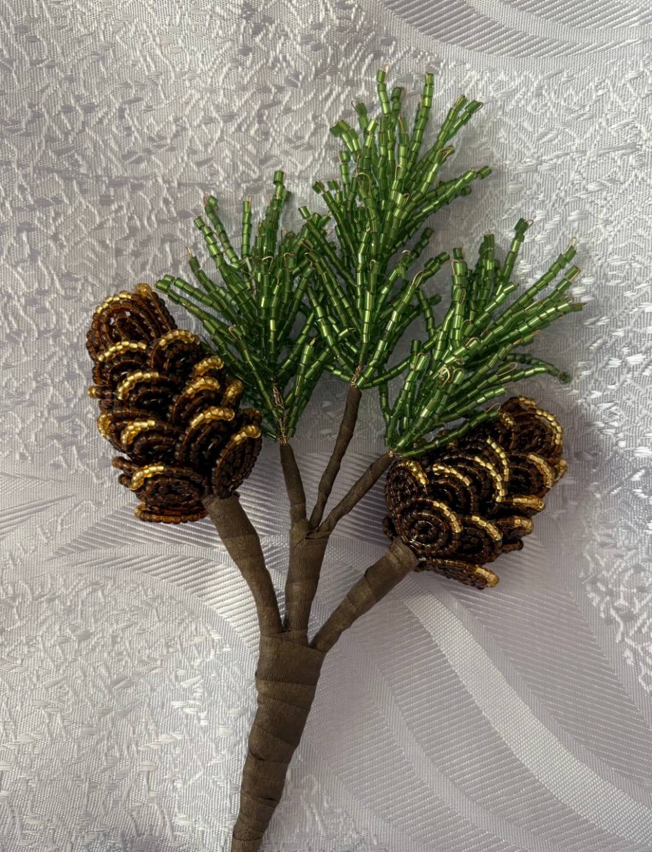 Еловая веточка из бисера