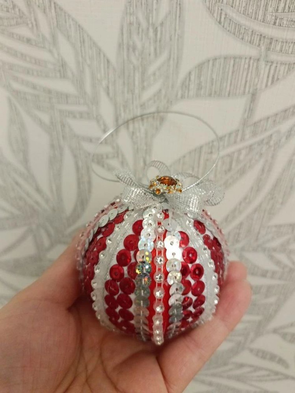 Сказочный сверкающий шар