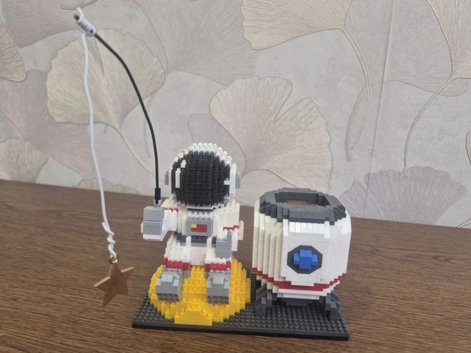 Космонавт