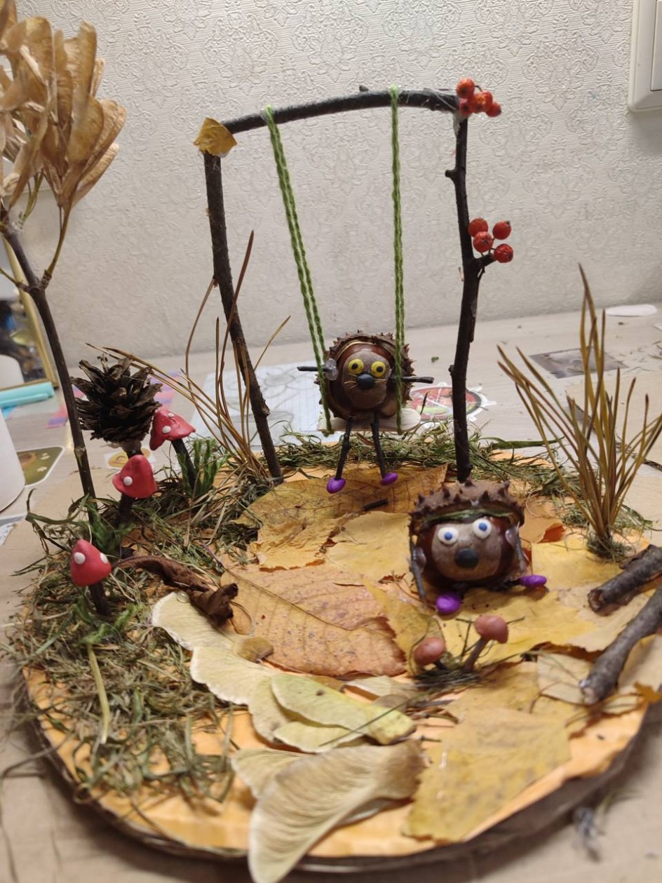 Весёлые ежики в осеннем лесу