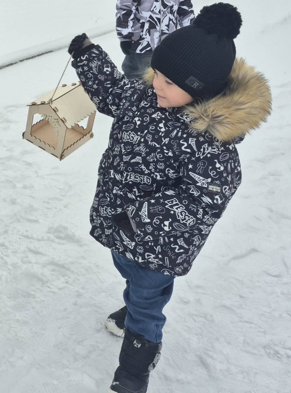 Каждой птичке  по кормушке!