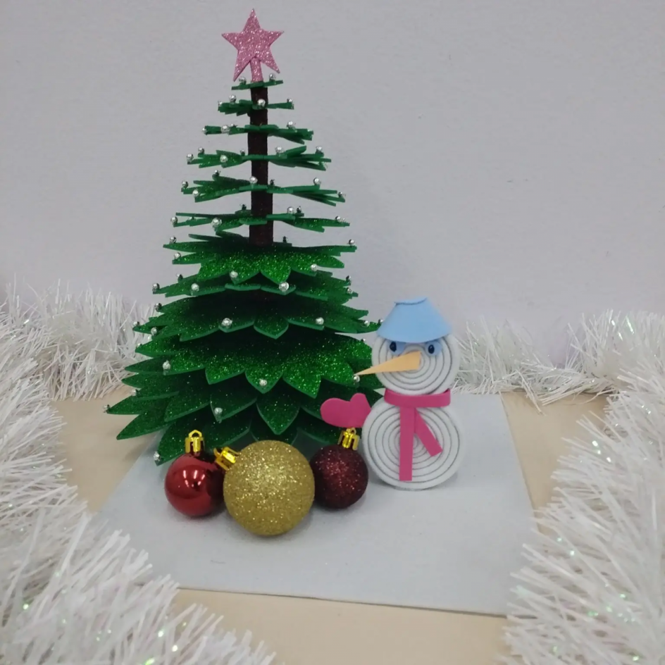 "Снеговик у елочки"