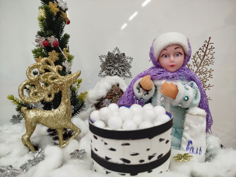 " У леса на опушке жила зима в избушке..."