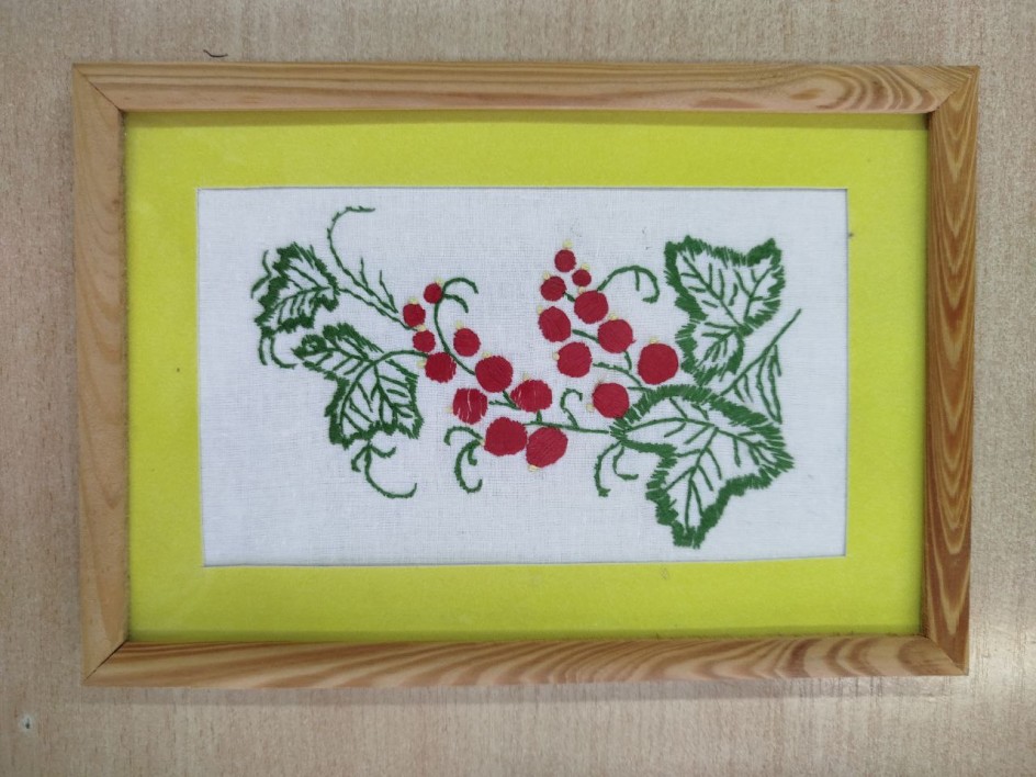 Вышивка "Веточка красной смородины"
