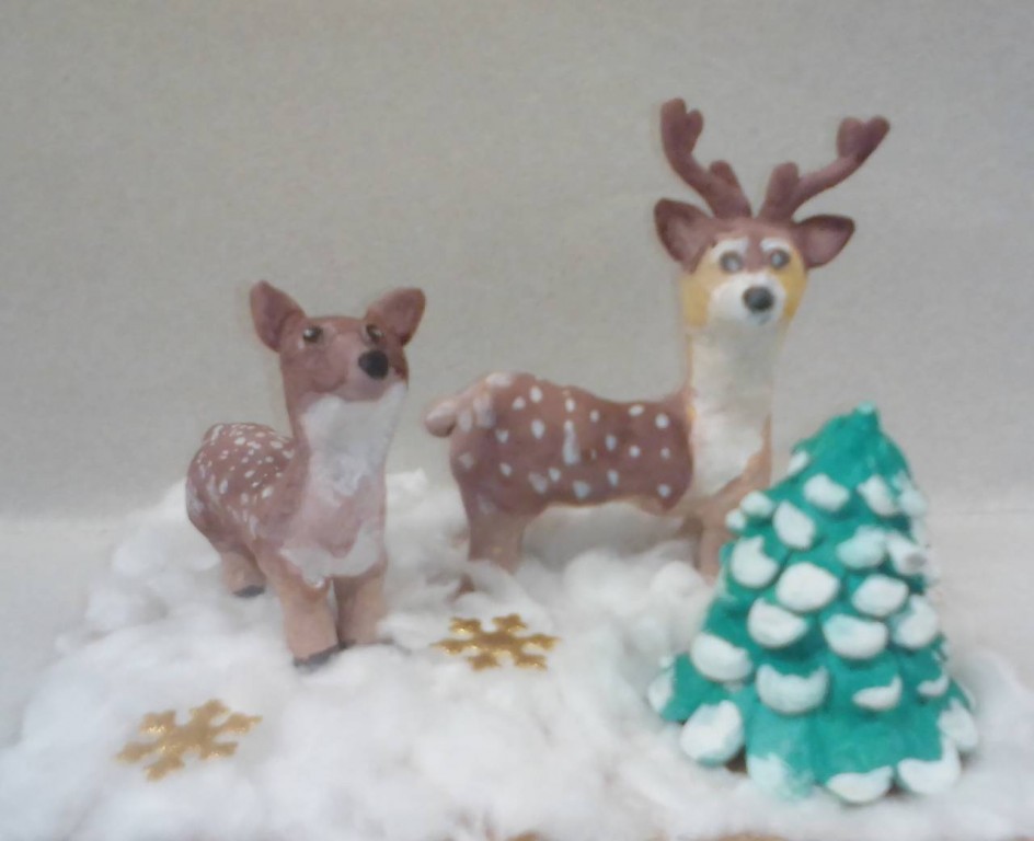 Олененок на прогулке с мамой.