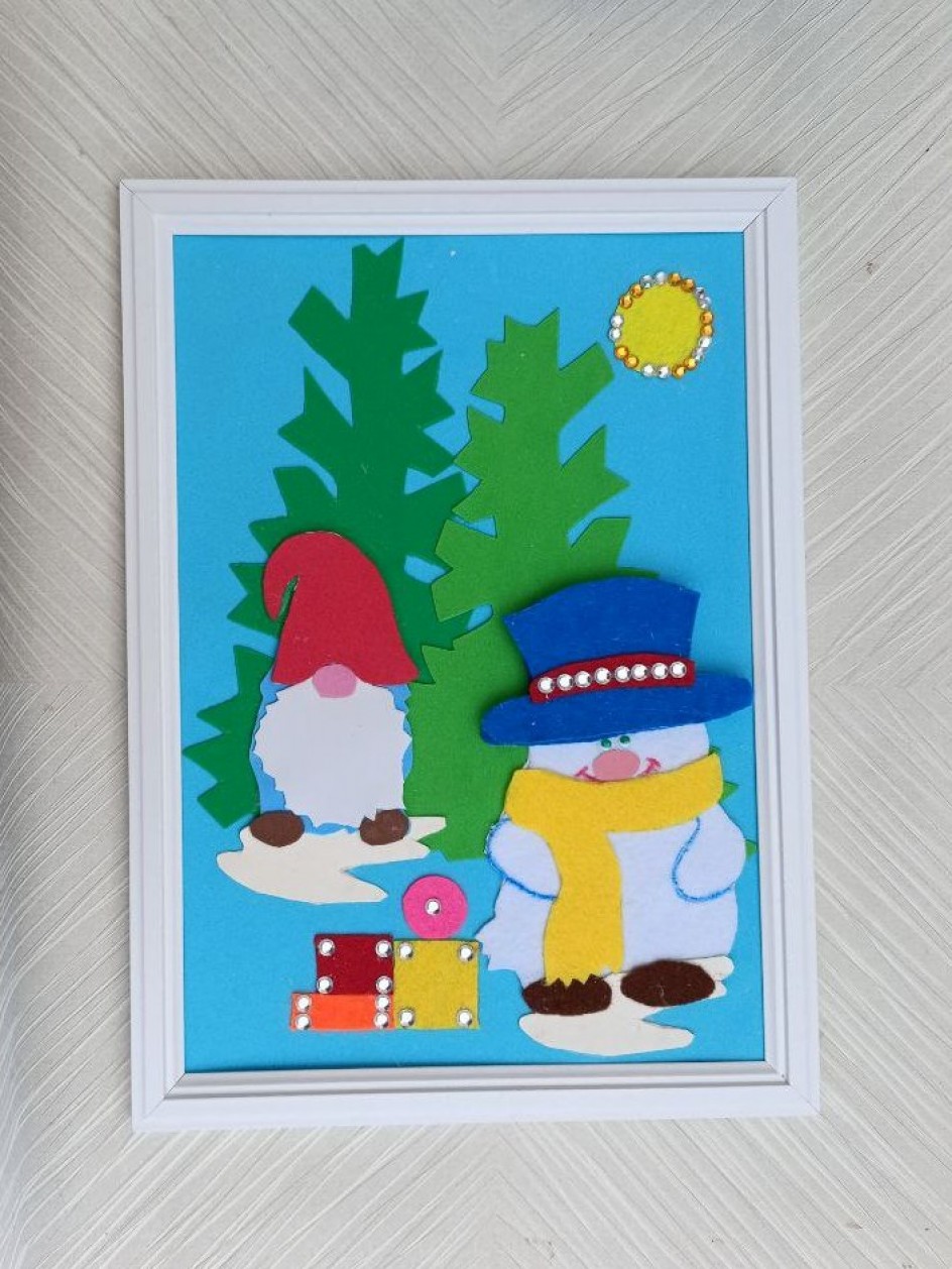 Жизнерадостный Снеговик готовит подарки к Новому году