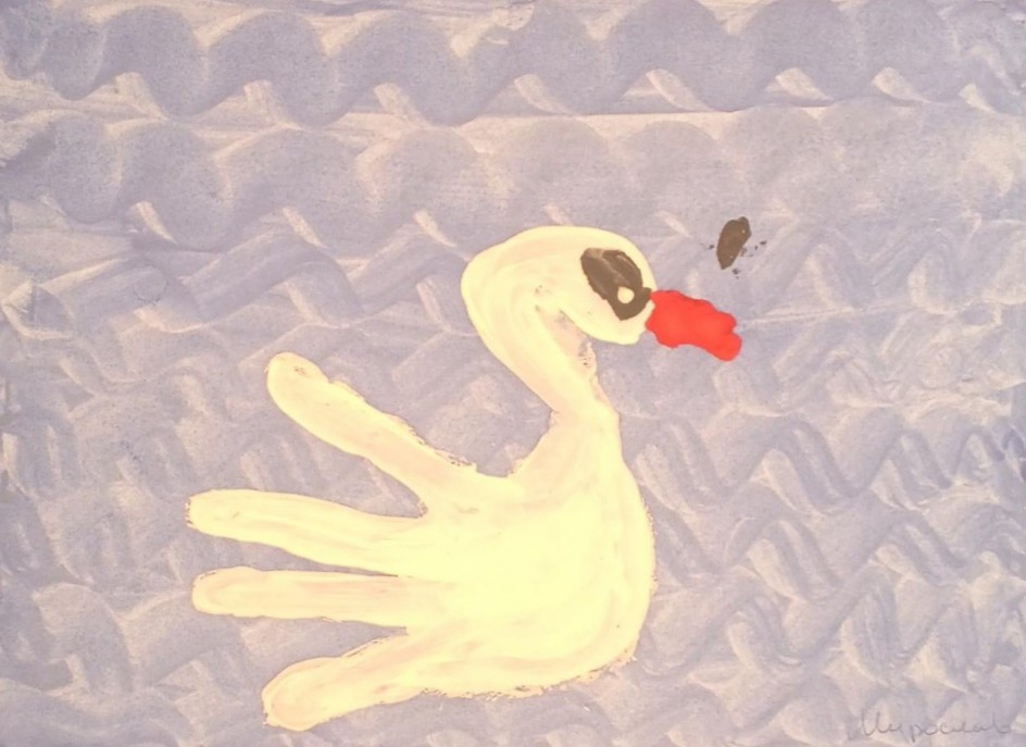 Лебедь на пруду