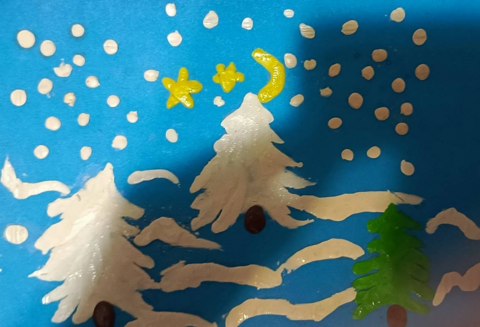 "Ёлочки в ночи: месяц, звезды и снег".