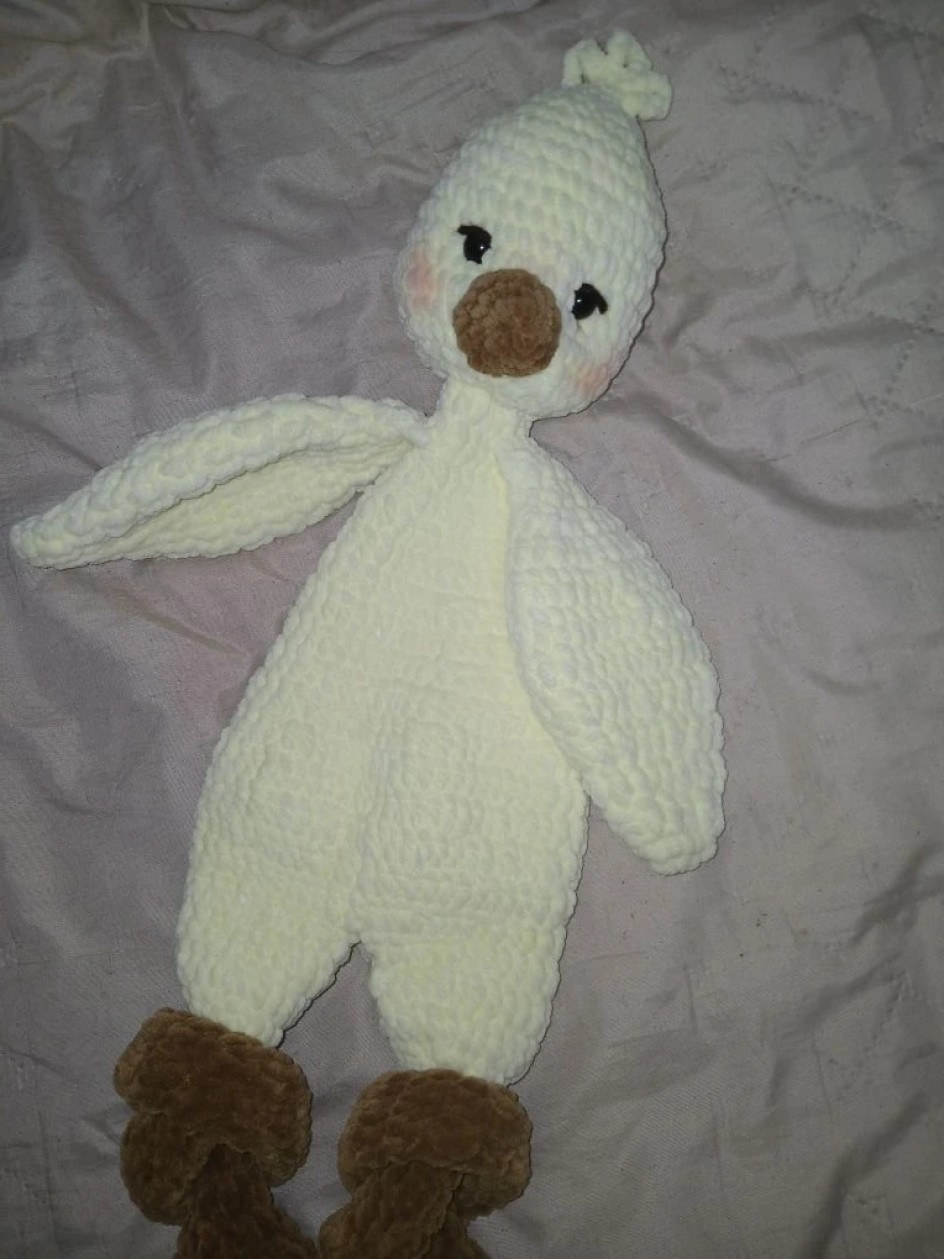 Вязаная игрушка "Гусёнок"