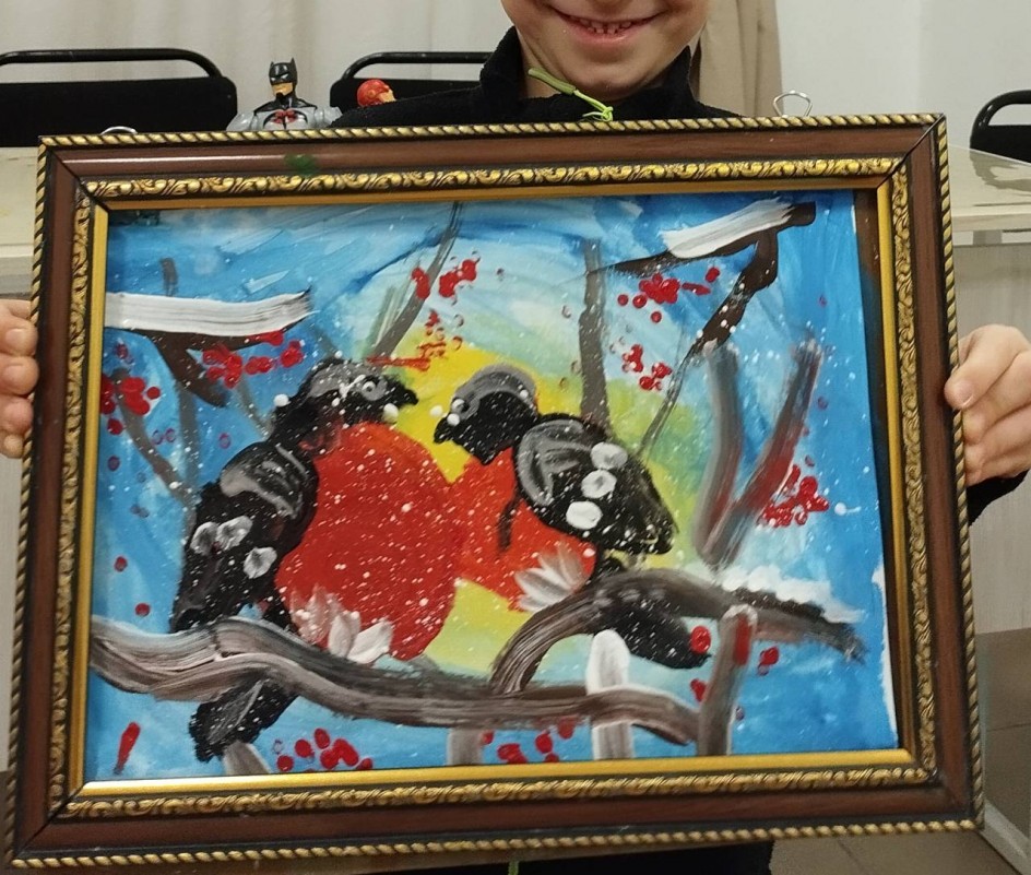 Снегири в зимнем лесу