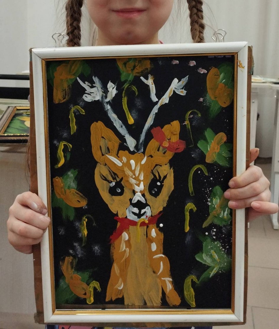 Оленёнок с бантиком в зимнем лесу