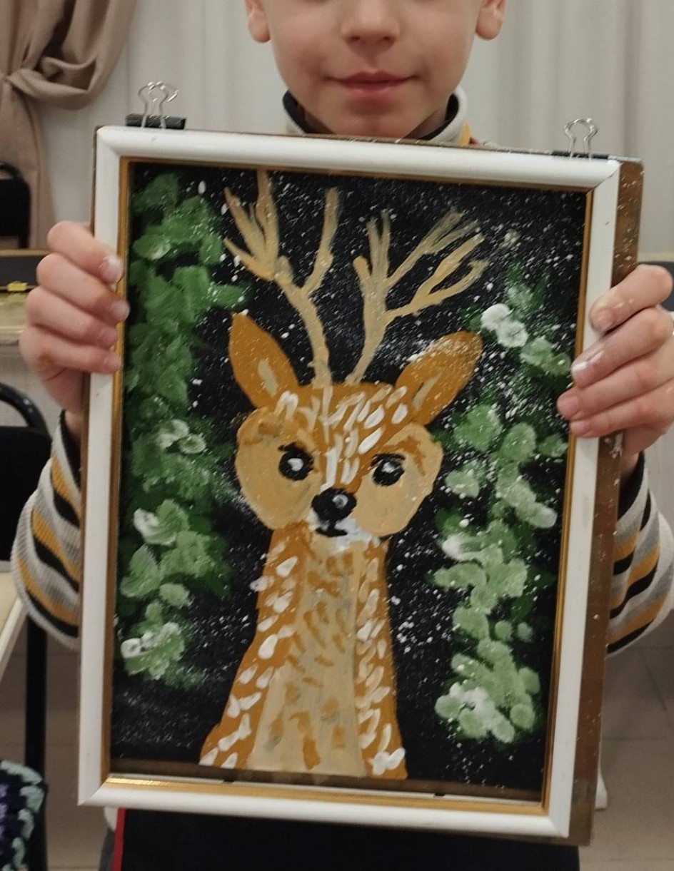 Олененок в зимнем лесу