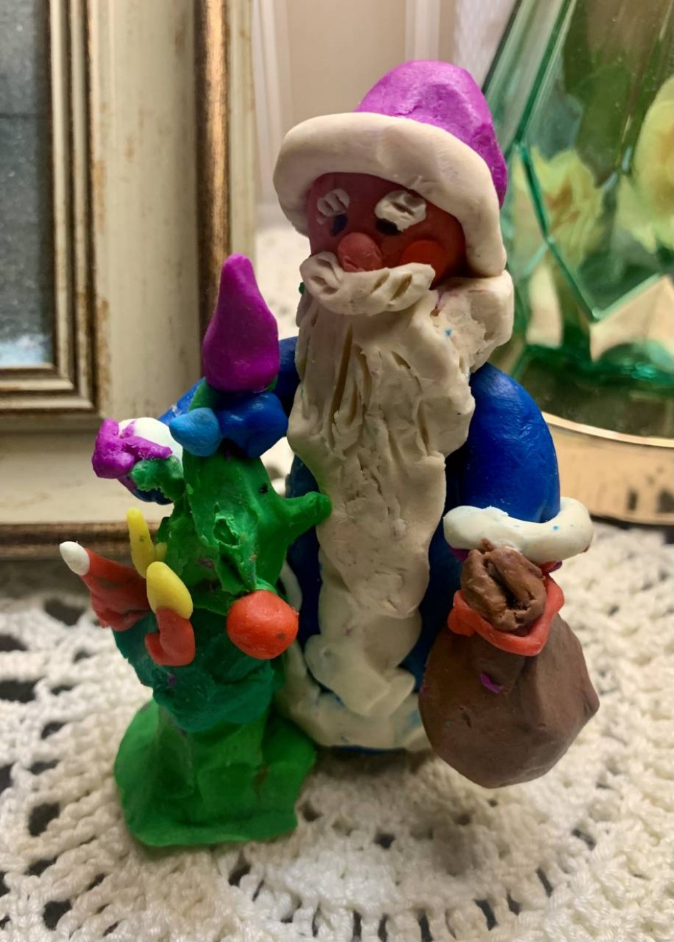 Дед Мороз елочку принес