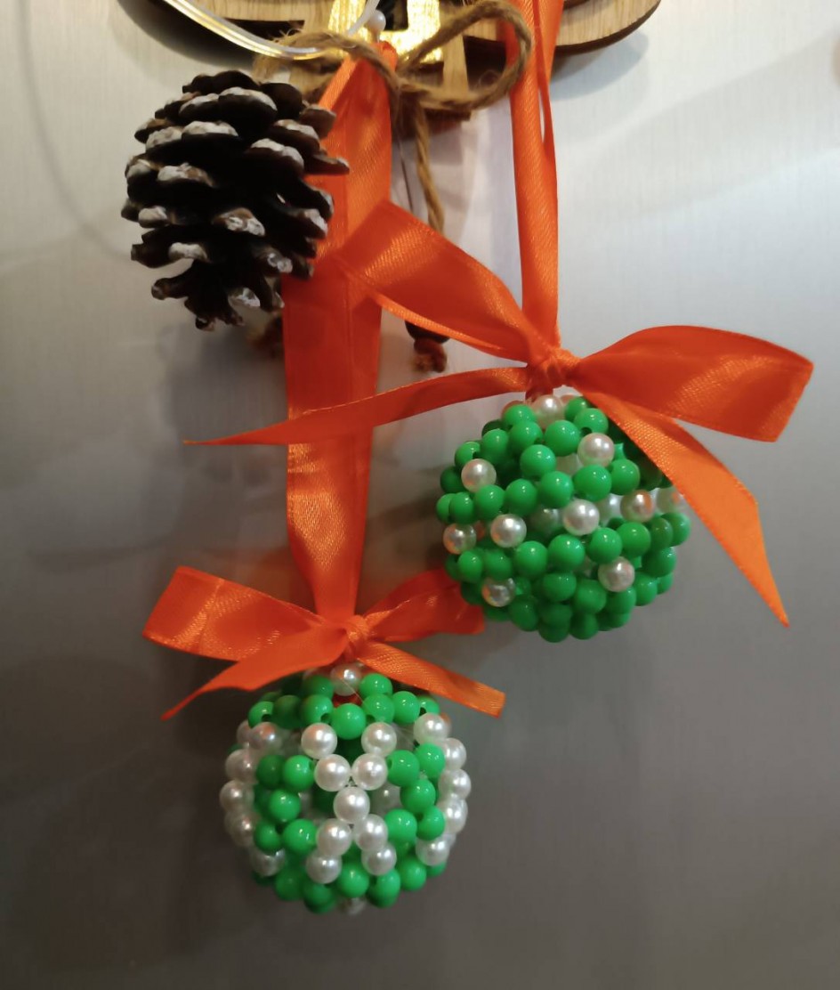 Елочные шары из бусин. Вариативность цветового рисунка.
