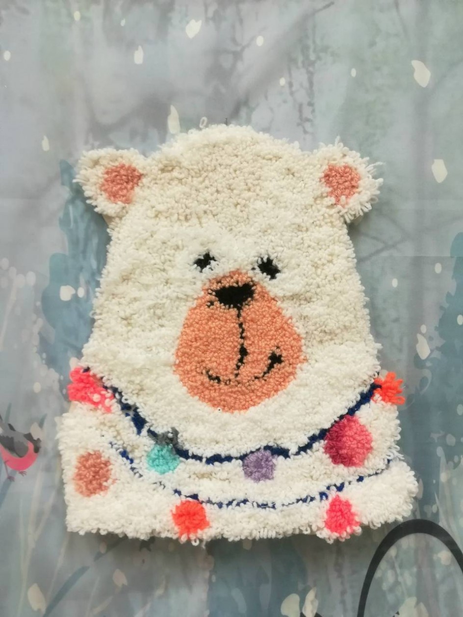 Медведь в новогодних гирляндах