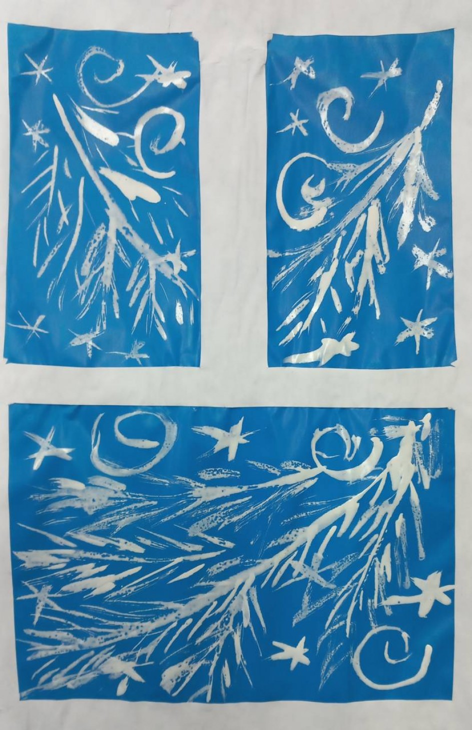 На стекле серебрится иней