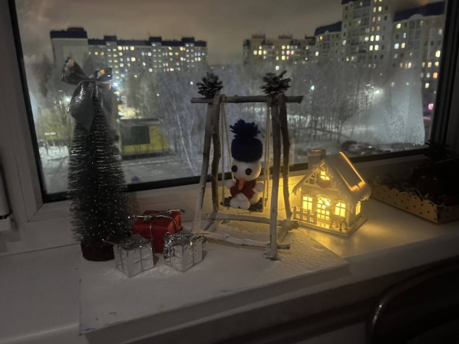 Добрый снеговик в зимнем лесу