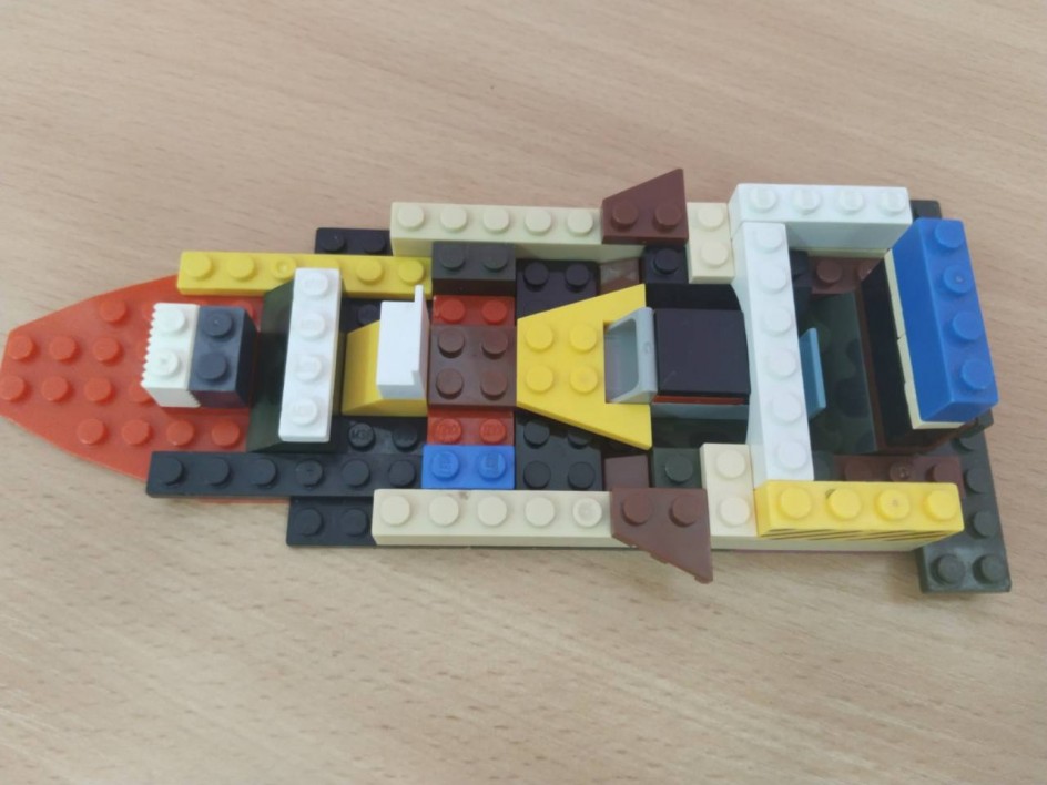 По волнам плывёт корабль