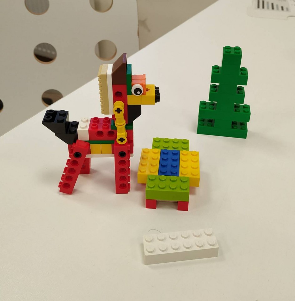 Я кормлю свою лошадку