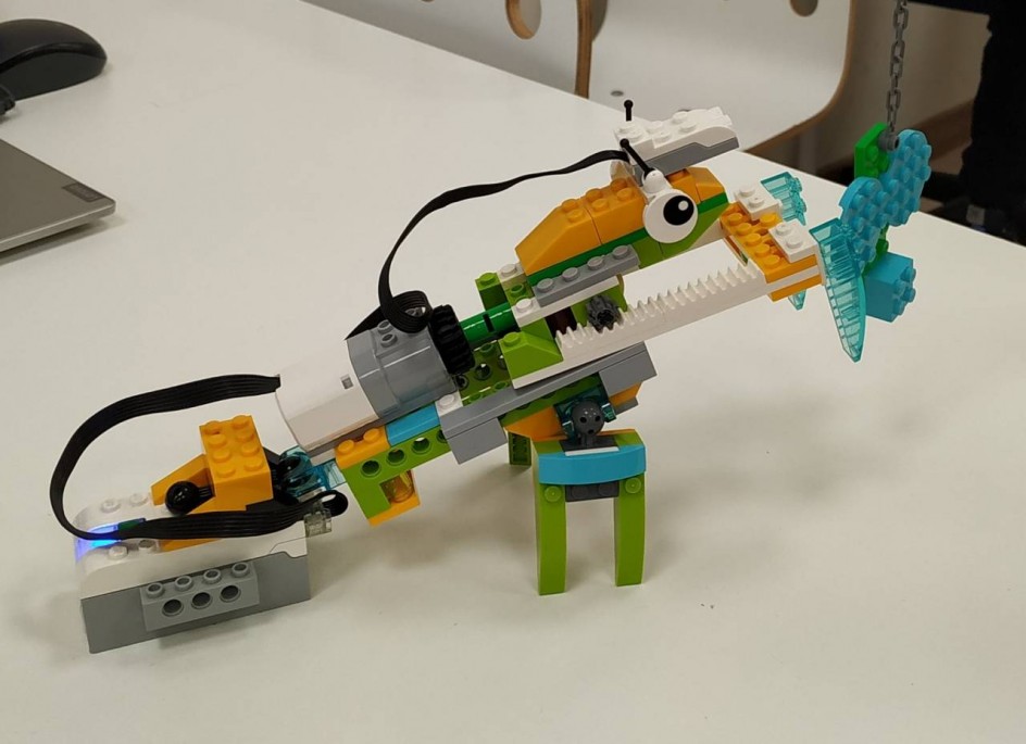 Богомол охотится