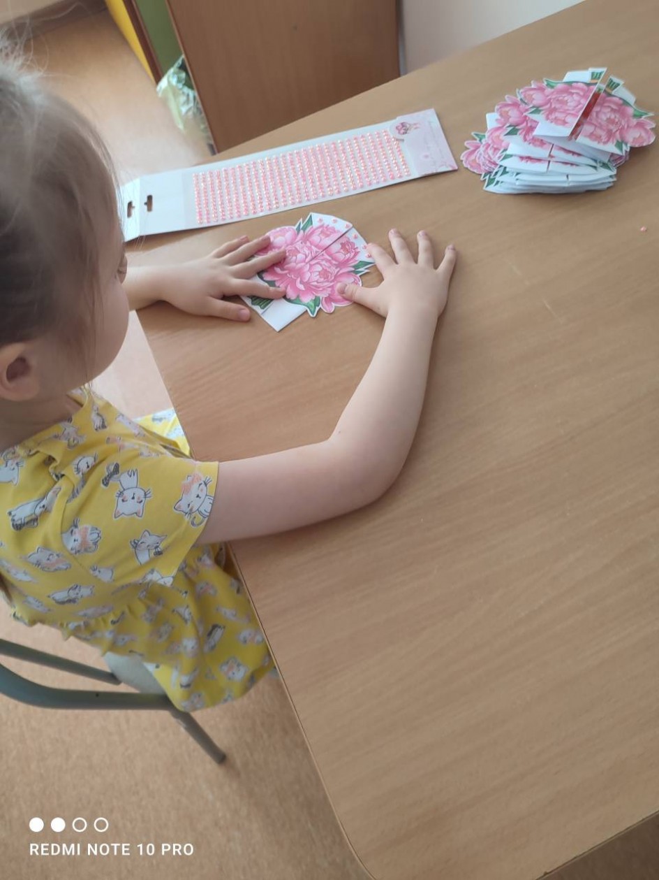 Маму я люблю и свою ручку ей дар.!!!