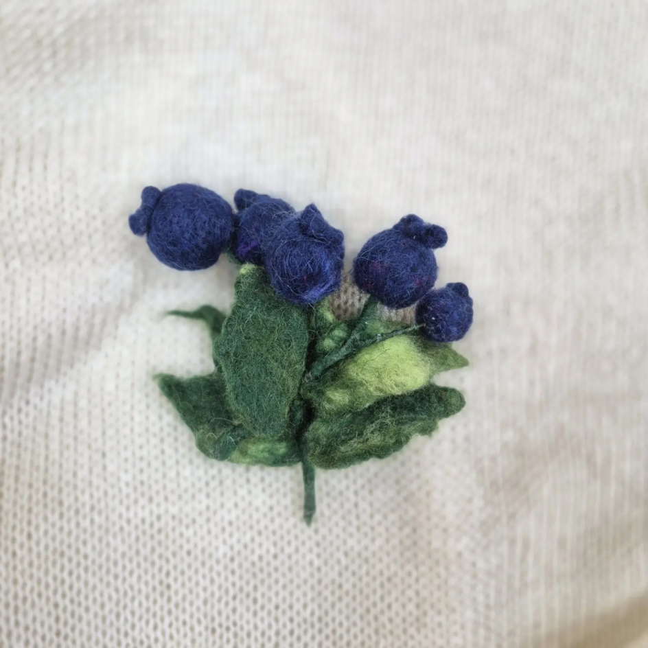 Брошь" Голубика"