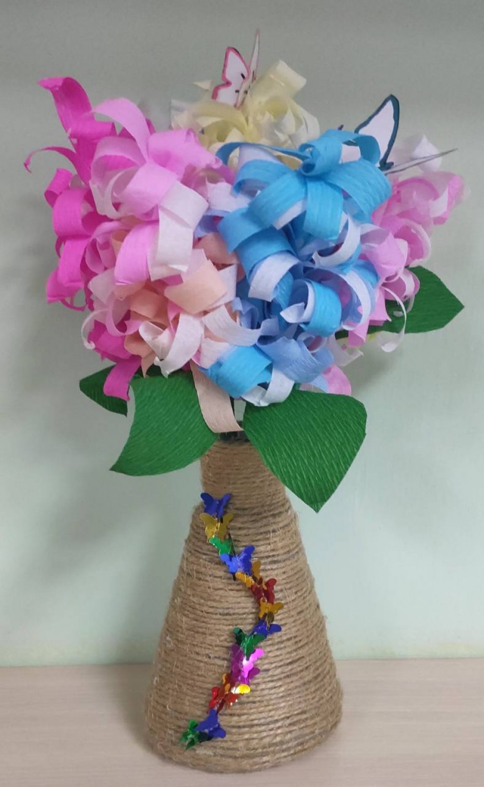 "Мама дорогая, я тебя люблю! И цветы весенние, я тебе дарю!"