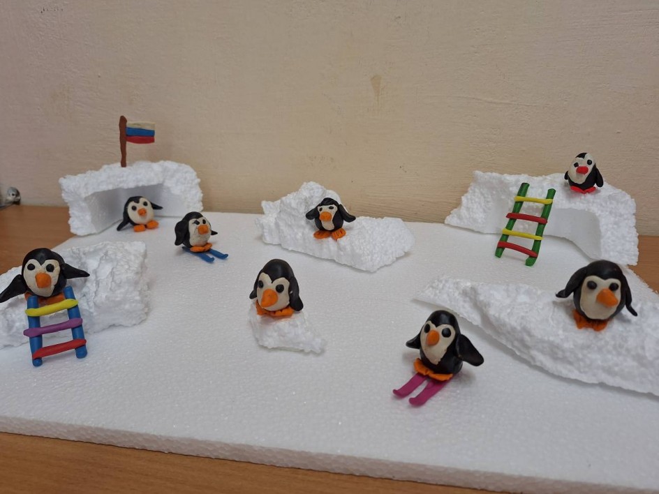 Мы веселые пингвины, мы живем на белой льдине. Холода нам - ерунда! Это точно! Да-да-да!