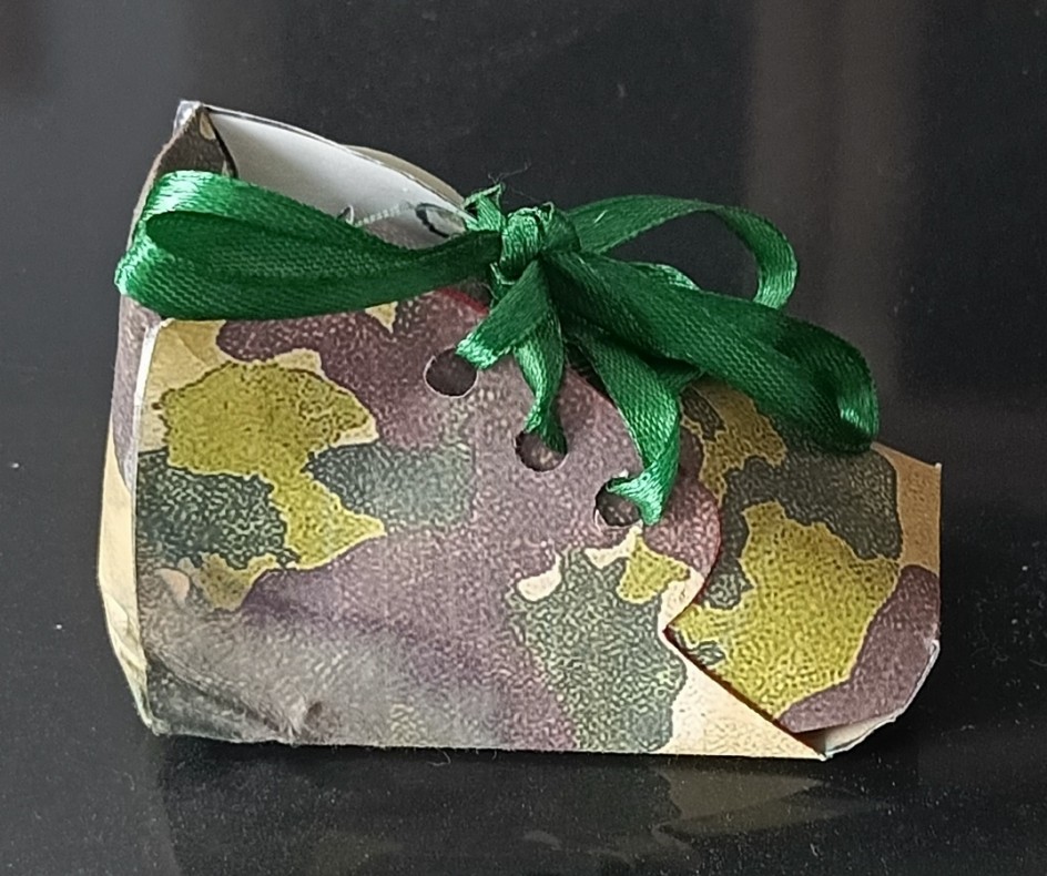 "Магия бумаги; сувенирный военный ботинок"