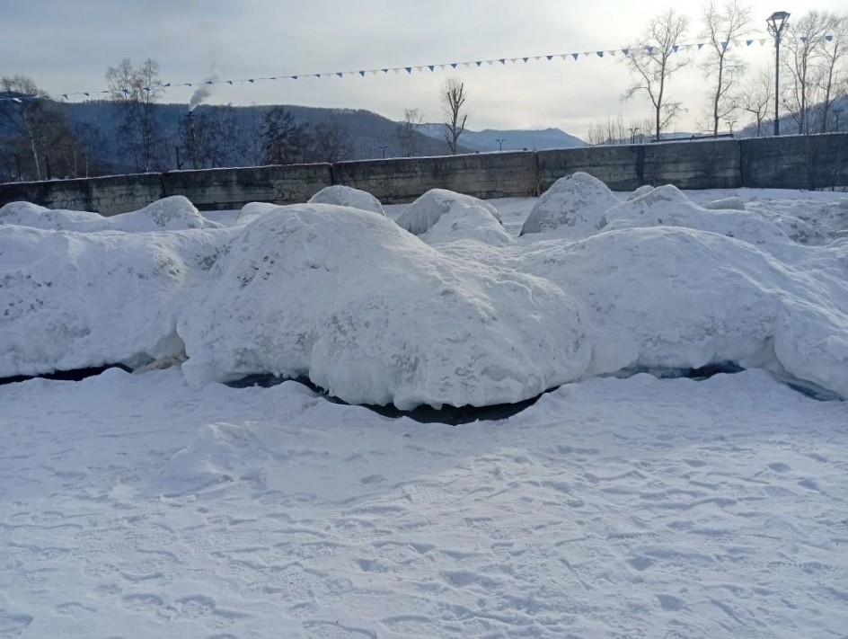 Спящие байкальские ледяные глыбы