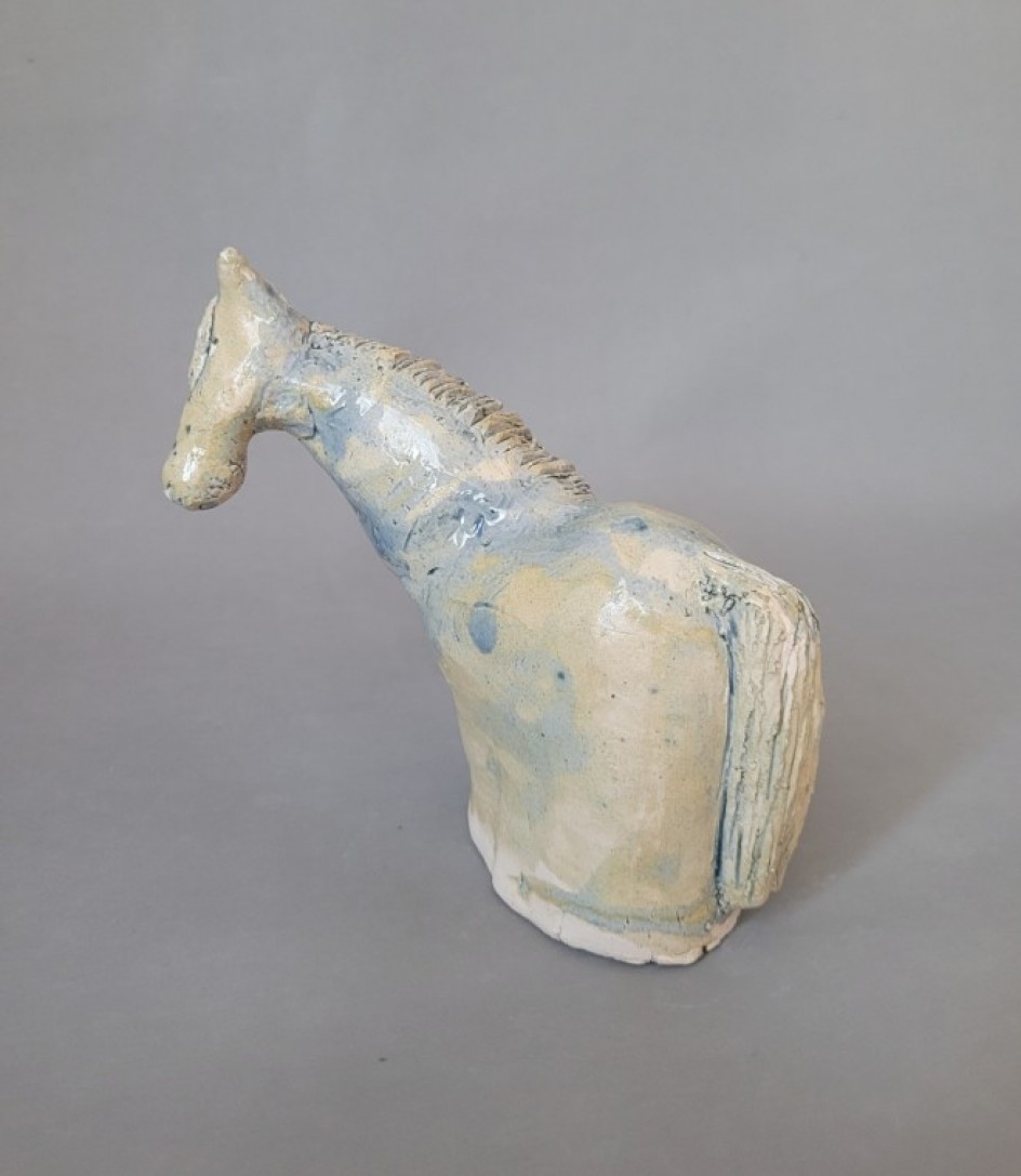 Лошадь на лугу