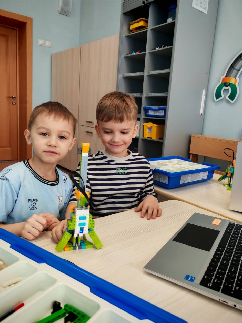 Электрогитара из лего