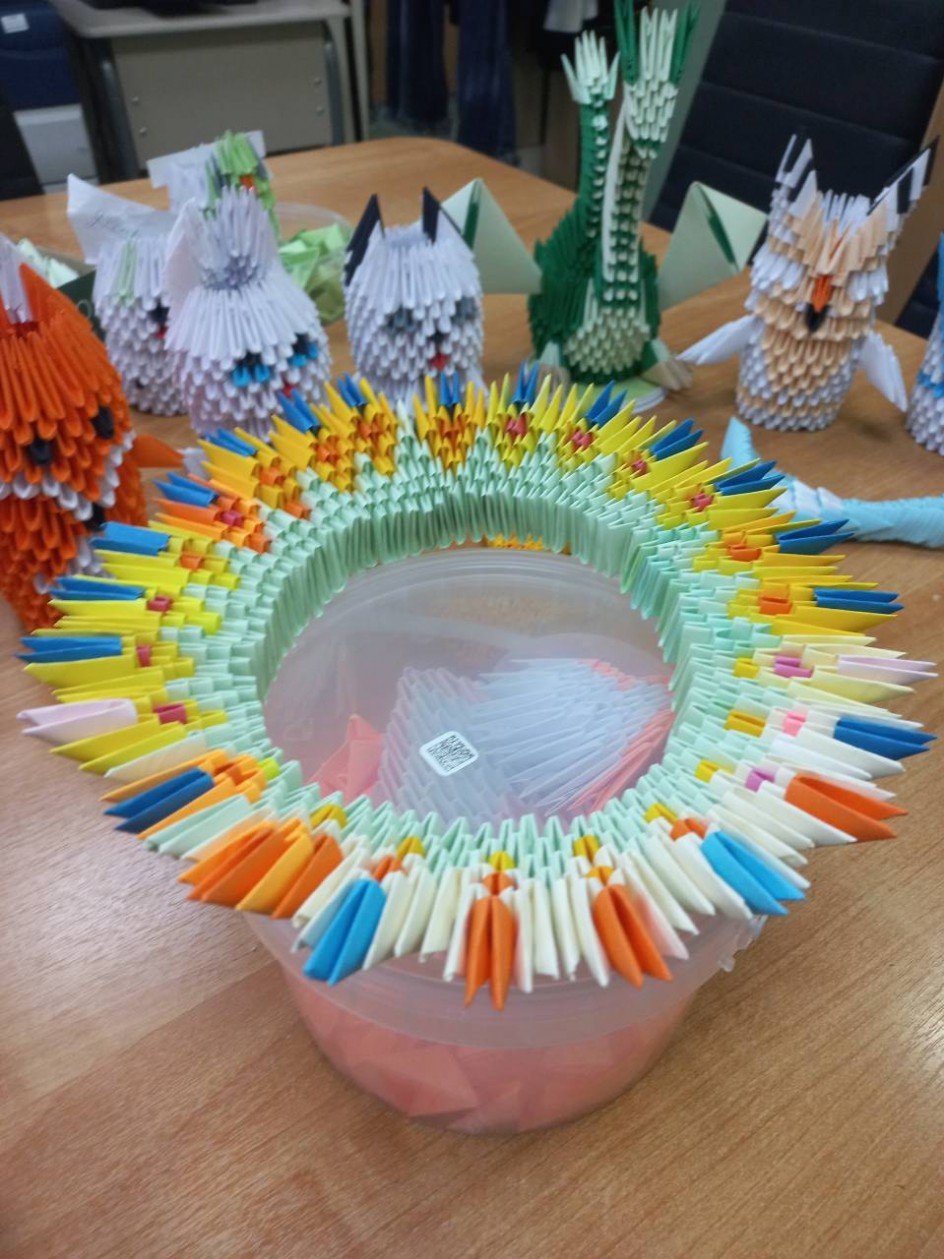 Поделка в технике модульное оригами "Корона"