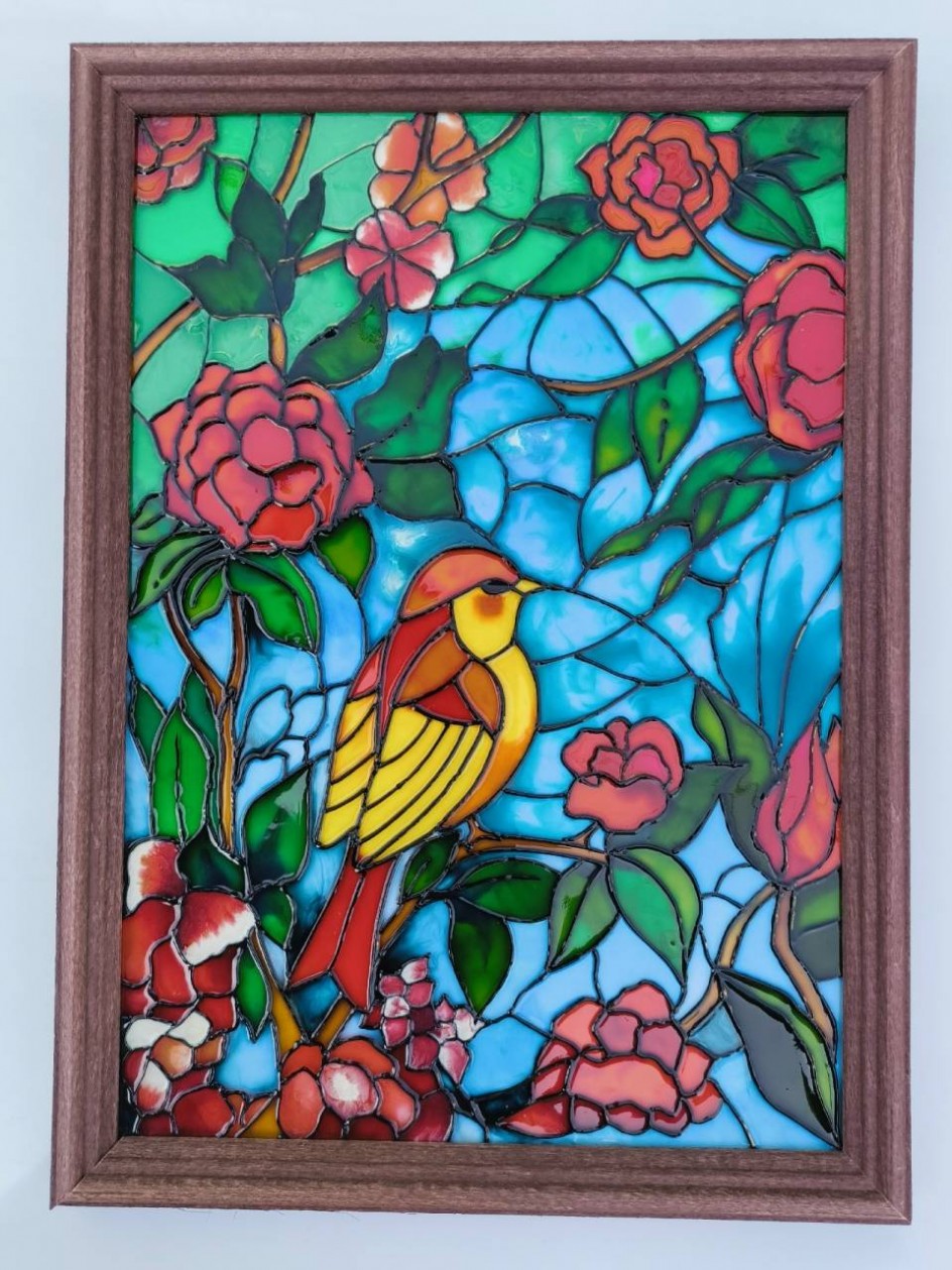 Птичка в розовом саду